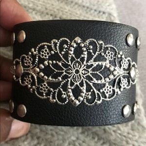 Blk leather & metal bracelet